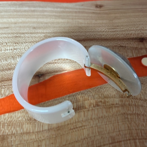 Lucite made in Italy bracelet - 1 inch band 8 inch diameter - Picture 4 of 5